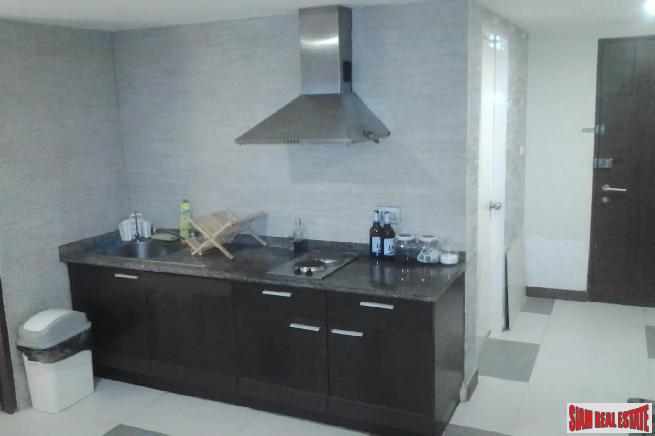 The Trendy Condo | Large One Bed Condo Near BTS Nana-26