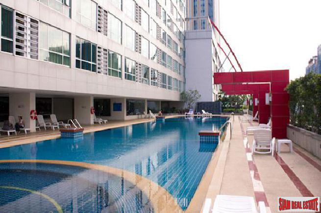 The Trendy Condo | Large One Bed Condo Near BTS Nana-5