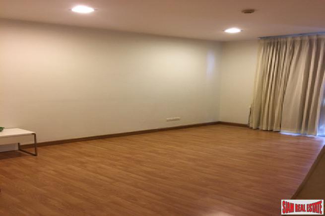 The Alcove 49 | Spacious Thong Lo One Bedroom Condo on Top Floor of Low-Rise Condo-3