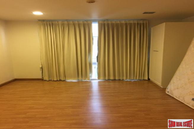 The Alcove 49 | Spacious Thong Lo One Bedroom Condo on Top Floor of Low-Rise Condo-4