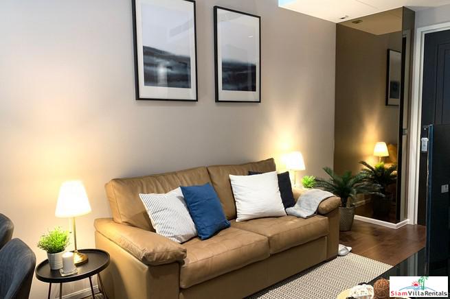 Diplomat 39 | Classic One Bedroom Condo with Pool View just a One Minute Walk from BTS Phrom Phong-3