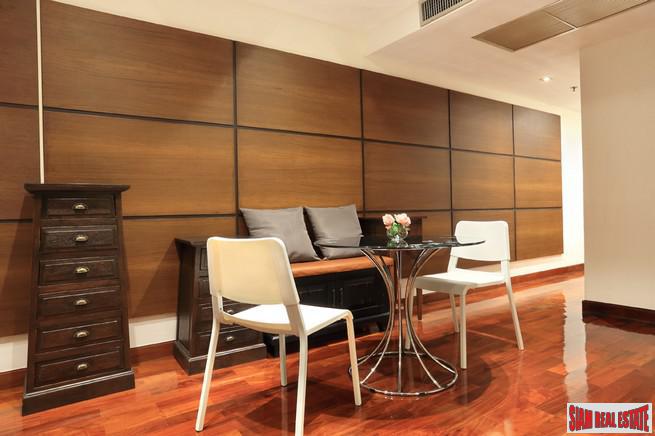 Urbana Langsuan | Comfortable Two Bedroom Condo with Lots of Wood Accents in Lumphini-1