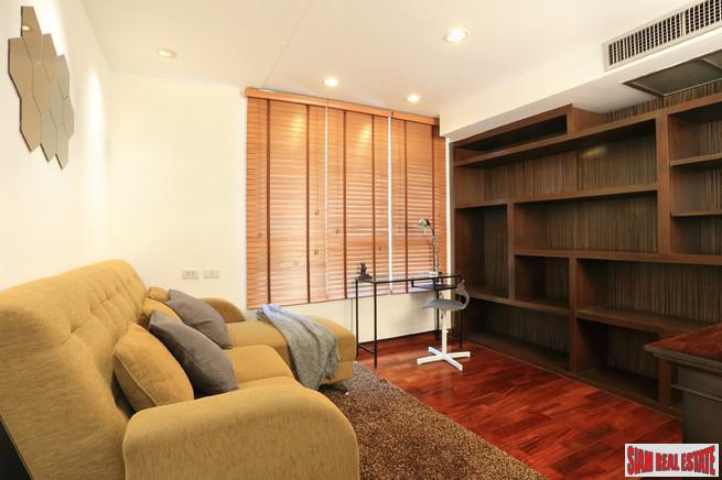 Urbana Langsuan | Comfortable Two Bedroom Condo with Lots of Wood Accents in Lumphini-8