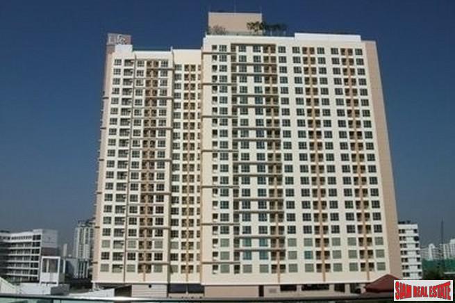 Life @ Sukhumvit | Furnished One Bed City View Condo Directly on Sukhumvit Located on High Floor close to BTS at Ekkamai/Phra Khanong-11