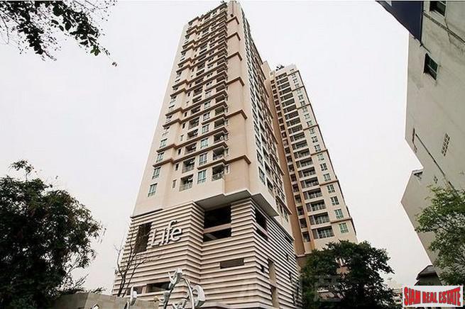 Life @ Sukhumvit | Furnished One Bed City View Condo Directly on Sukhumvit Located on High Floor close to BTS at Ekkamai/Phra Khanong-12