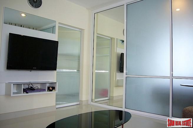 Life @ Sukhumvit | Furnished One Bed City View Condo Directly on Sukhumvit Located on High Floor close to BTS at Ekkamai/Phra Khanong-3