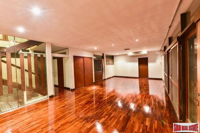 Three Bedroom Stand Alone House for Rent Five Minutes from BTS Thong Lo - Pet Friendly & Large Garden!-10