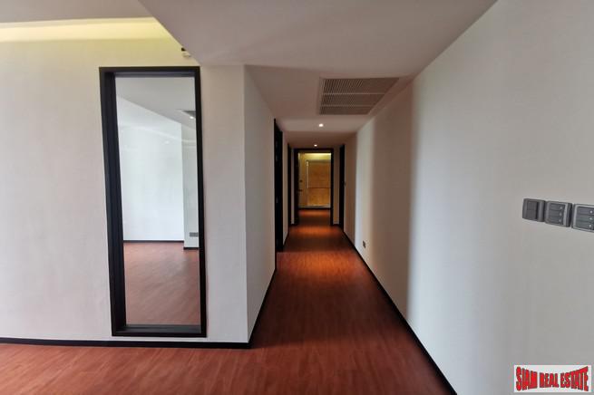 Luxury Low-Rise Freehold Residence Ready to Move in at the Exclusive Area of Ratchadamri, Lumpini - 2 Bed Plus Units