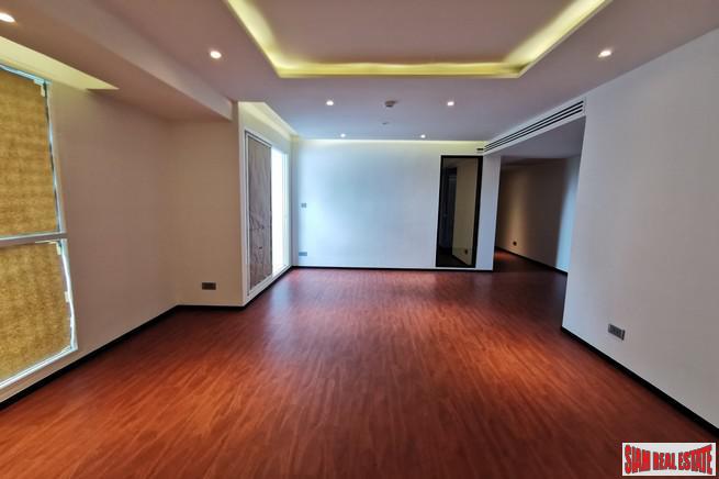 Luxury Low-Rise Freehold Residence Ready to Move in at the Exclusive Area of Ratchadamri, Lumpini - 2 Bed Plus Units