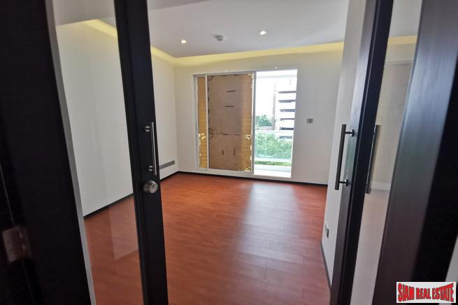 Luxury Low-Rise Freehold Residence Ready to Move in at the Exclusive Area of Ratchadamri, Lumpini - 2 Bed Plus Units