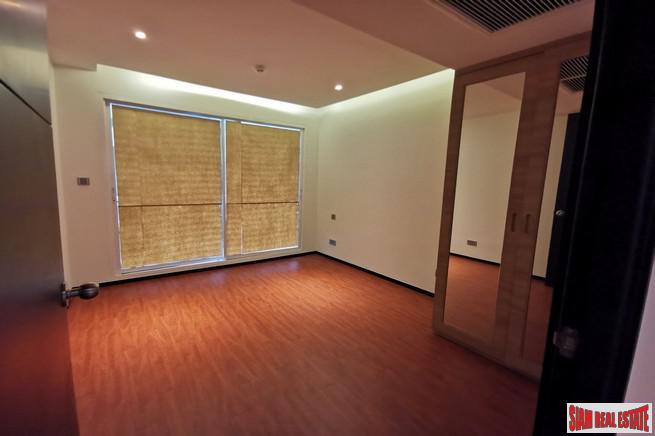 Luxury Low-Rise Freehold Residence Ready to Move in at the Exclusive Area of Ratchadamri, Lumpini - 2 Bed Plus Units