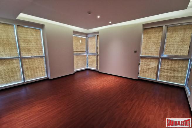 Luxury Low-Rise Freehold Residence Ready to Move in at the Exclusive Area of Ratchadamri, Lumpini - 2 Bed Plus Units