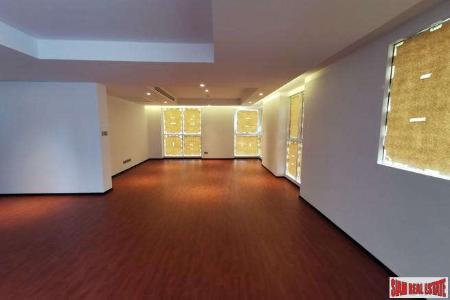 Luxury Low-Rise Freehold Residence Ready to Move in at the Exclusive Area of Ratchadamri, Lumpini - 4 Bed Units-12