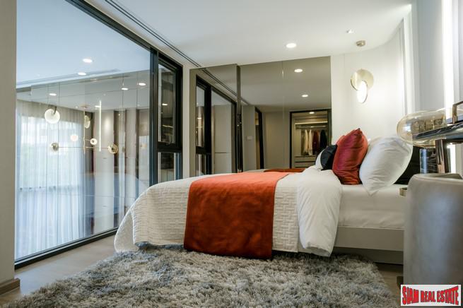 Pre-Sale of Hot New Luxury High-Rise Condo of Loft Units at the New Central Business District next to MRT Huai Khwang - 2 Bed Loft Units - Free Full Furniture and Discount!