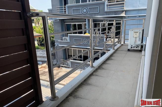 Four Storey Five Bedroom House for Sale with Lots of Parking in Ekkamai-9