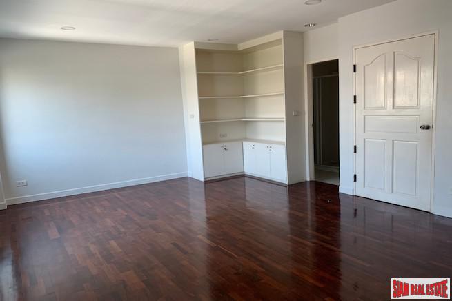 Four Storey Five Bedroom House for Sale with Lots of Parking in Ekkamai-10