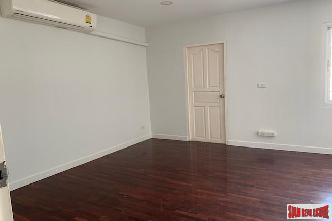 Four Storey Five Bedroom House for Sale with Lots of Parking in Ekkamai-11