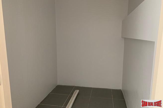 Four Storey Five Bedroom House for Sale with Lots of Parking in Ekkamai-13