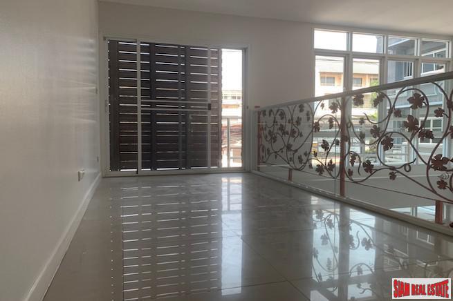 Four Storey Five Bedroom House for Sale with Lots of Parking in Ekkamai-18