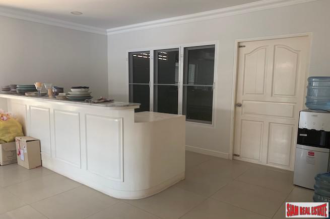 Four Storey Five Bedroom House for Sale with Lots of Parking in Ekkamai-22