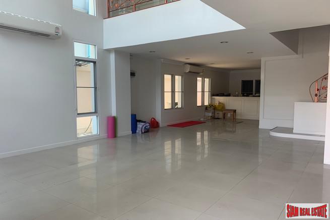 Four Storey Five Bedroom House for Sale with Lots of Parking in Ekkamai-25