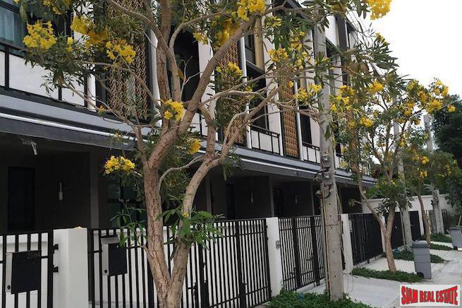 Flora Wongsawang | Three Bedroom Townhome in Low Density Secure Estate - Pets are Welcome!-2