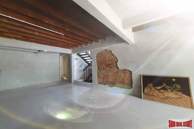 Charming Two Bedroom, Two Storey House for Rent Near BTS Chit Lom | Pet Friendly!-11