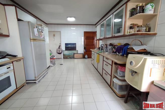 Mano Tower | A Rare Size Two Bedroom + 1 Study room Condo for Sale on Sukhumvit 39-7