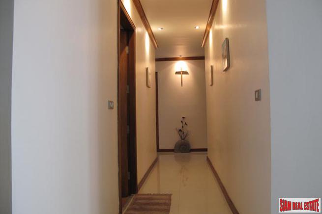Royal Castle Pattanakarn Condominium | Large 3 Bed Condo for Sale on the 12th Floor with 270 Degree Views-10