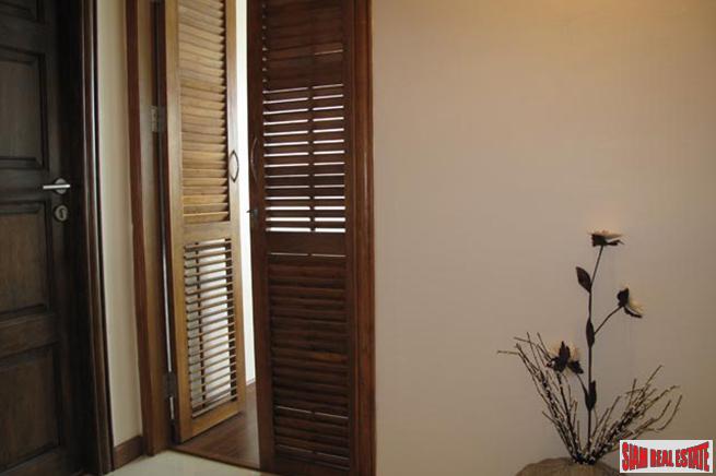Royal Castle Pattanakarn Condominium | Large 3 Bed Condo for Sale on the 12th Floor with 270 Degree Views-12