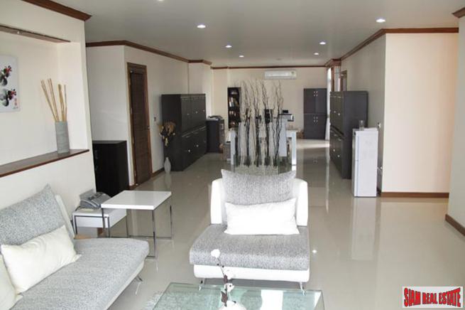 Royal Castle Pattanakarn Condominium | Large 3 Bed Condo for Sale on the 12th Floor with 270 Degree Views-6