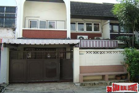 Traditional 3 bedrooms, 2 bathrooms townhouse for sale on the middle of Sukhumvit 71-0
