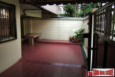 Traditional 3 bedrooms, 2 bathrooms townhouse for sale on the middle of Sukhumvit 71-2