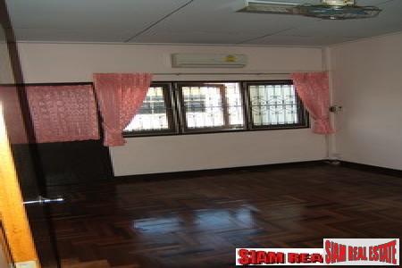 Traditional 3 bedrooms, 2 bathrooms townhouse for sale on the middle of Sukhumvit 71-7