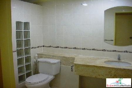 Sarin Place | Three Bedroom Luxury at an Affordable Price near SCB Park Plaza, Ratchadapisek 46-4