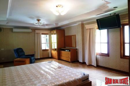 Anuphas Golf Ville | Three Bedroom Mountain View House with Pool in Kathu