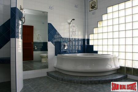 Spacious Three Bedroom House Plus Guest House in Rawai-16