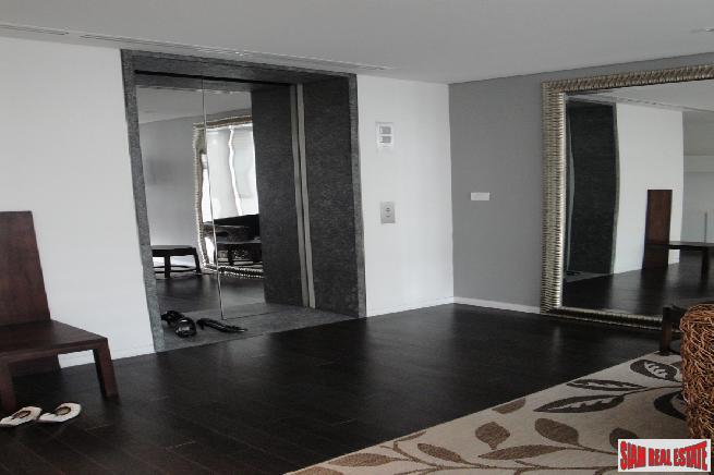 RENTED Two Minutes Walk To Radjadamri BTS Station,-8